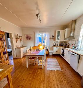 Kuchyň nebo kuchyňský kout v ubytování Mysigt hus på hästgård, strax utanför Kiruna