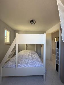 Giường trong phòng chung tại Le Charme bleu d'Azur