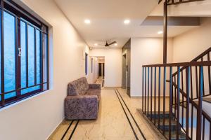 corridoio con sedia e finestra di VSA Residency Near Eden Beach a Pūrnānkuppam
