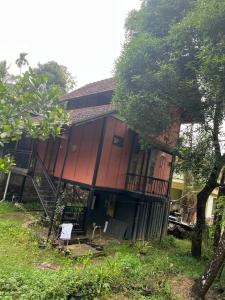 ein Haus mit einer Treppe davor in der Unterkunft Apricot Cottage in Kozhikode