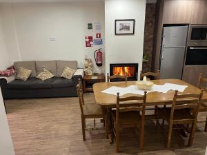 un salon avec une table et un canapé dans l'établissement Casa do Canto, à Macedo de Cavaleiros