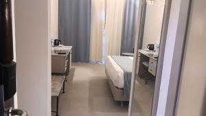 una habitación de hospital con una cama y un espejo en Sunny Days El Palacio Resort & Spa, en Hurghada