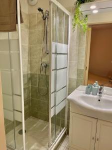 Ένα μπάνιο στο Appartement détente, piscine - sauna - vue sur le golf