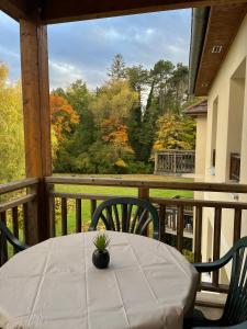 Μπαλκόνι ή βεράντα στο Appartement détente, piscine - sauna - vue sur le golf