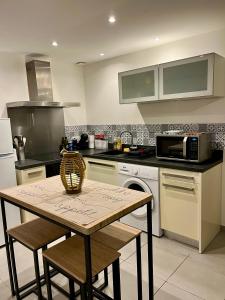 cocina con mesa y microondas en Studio Serena - Vieux port de Bastia - Clim - Wifi, en Bastia 8 fotos más