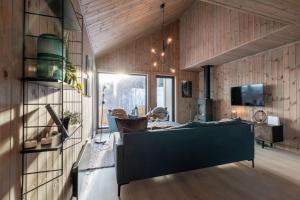 TV a/nebo společenská místnost v ubytování Cozy Family Cabin Ski centre, shuttle bus