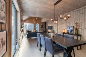 Posezení v ubytování Cozy Family Cabin Ski centre, shuttle bus