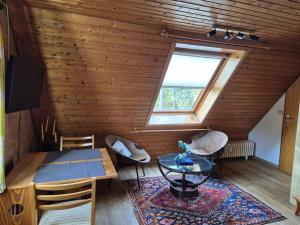 TV a/nebo společenská místnost v ubytování Spitzbodennest am Wald