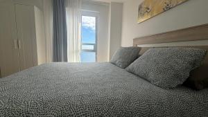 カンデラリアにあるAPARTAMENTO Ocean Elevenの窓のある大きなベッドのある寝室