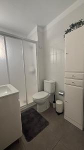 カンデラリアにあるAPARTAMENTO Ocean Elevenのトイレと洗面台を備えた白いバスルーム +8枚の写真