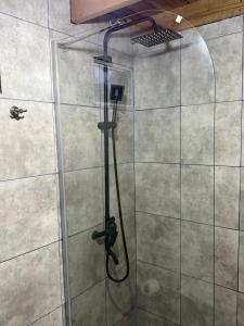 une douche avec un tuyau dans une salle de bain dans l'établissement Marías del Carmen, à San Martín de los Andes