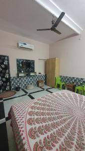 Un dormitorio con una cama y un ventilador de techo. en Mr freedom hostel, en Pushkar