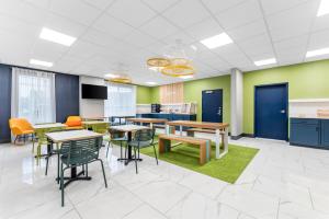 a classroom with tables and chairs in a cafeteria at Spark by Hilton Essex Junction Burlington in Essex Junction