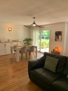 a living room with a couch and a table at Appartement spacieux au calme in Vannes