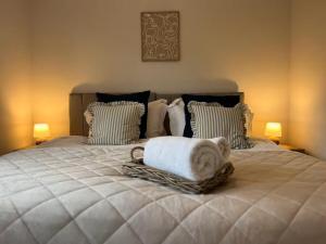 ein Schlafzimmer mit einem Bett und einem Handtuch darauf in der Unterkunft Spacious 4-BR House in Oxfordshire with Free Parking and Wi-Fi in Long Hanborough