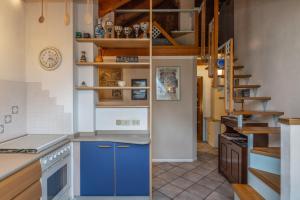 eine Küche mit blauen Schränken und einer Treppe in der Unterkunft Romantic Hideaway with Mountain View and Hiking Trails in Terzels + 4 Fotos