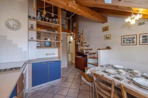 eine Küche mit einem Tisch und eine Küche mit blauen Schränken in der Unterkunft Romantic Hideaway with Mountain View and Hiking Trails in Terzels