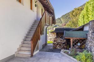 eine Treppe, die zu einem Gebäude mit Bergen im Hintergrund führt in der Unterkunft Romantic Hideaway with Mountain View and Hiking Trails in Terzels