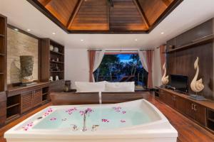 Televisyen dan/atau pusat hiburan di 5 BR Villa Kalim 5 Private Pool with Seaview