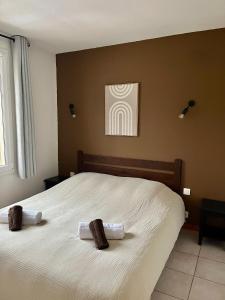 Ένα ή περισσότερα κρεβάτια σε δωμάτιο στο Appartement détente, piscine - sauna - vue sur le golf +13 φωτογραφίες