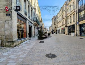 an empty street in a city with buildings at Charmant studio rénové hyper centre in Périgueux