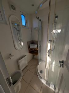 Un baño con ducha, inodoro y lavabo. en 226, Sundowner Holiday Park, Hemsby - Two bed detached chalet, sleeps four, bed linen and towels included plus free WiFi - Pets welcome, en Hemsby