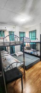un grupo de literas en una habitación en Breezynest in Island Front -by Darysen, en Alaminos