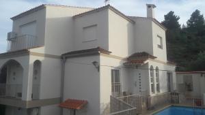 a white house with a pool in front of it at Quesa Tranquil Valencia in Quesa