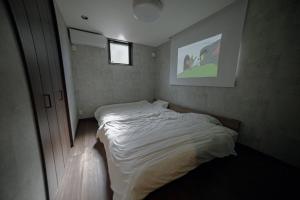 Ένα ή περισσότερα κρεβάτια σε δωμάτιο στο RIVER VIEW HOUSE-Sauna-