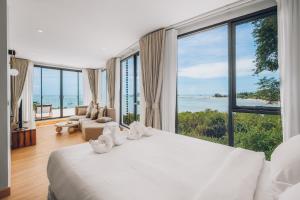 ein Schlafzimmer mit einem Bett und Meerblick in der Unterkunft Leva Boutique Hotel in Ko Samui + 141 Fotos