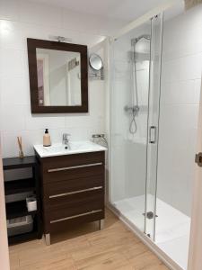 a bathroom with a sink and a shower at Apartamento Plaza in Villajoyosa