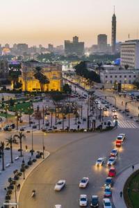 カイロにあるSwiss Tahrir downtown hotelの駐車場車の街