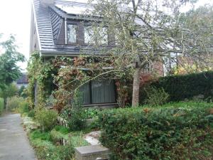 a house with a garden in front of it at Bij het station van Drongen in Ghent