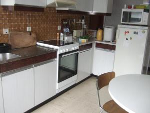 Kuchyň nebo kuchyňský kout v ubytování Bij het station van Drongen