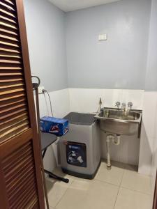 une petite salle de bain avec un lavabo et un évier dans l'établissement Cloud Apartments 2 Bedroom in Lautoka CBD, à Lautoka