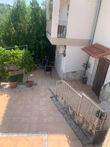 a patio outside of a house with a balcony at Quesa Tranquil Valencia in Quesa