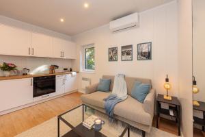 a living room with a couch and a kitchen at Hygge Tiny House 1 - Berlin Brandenburg in Berlin