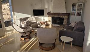 un soggiorno con divano e camino di Villabellevie Bargemon Var a Bargemon