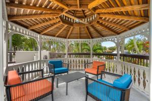 un gazebo con sedie colorate e un soffitto in legno di Hampton Inn Fort Myers-Airport & I-75 a Fort Myers