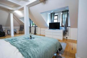 a bedroom with a bed and a tv in it at Golden Villas- Comfortable Villa Długa 14 in Konstancin-Jeziorna