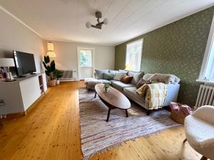 HerrängLilla Älva的带沙发和桌子的客厅