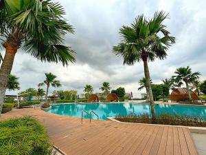 Hồ bơi trong/gần Almas Suites Tower Design Puteri Harbour