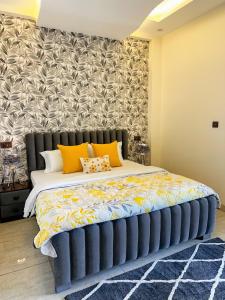 Postel nebo postele na pokoji v ubytování Luxury Stay with Mussoorie Views & Cozy Vibes