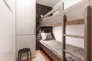 une chambre avec deux lits superposés et un tabouret dans l'établissement Lindvallen Ski Resort - Sauna - 6 Guests, à Sälen