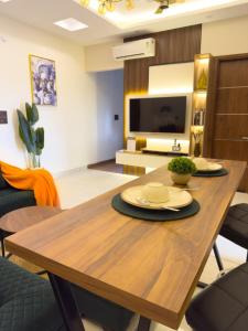 TV a/nebo společenská místnost v ubytování Luxury Stay with Mussoorie Views & Cozy Vibes