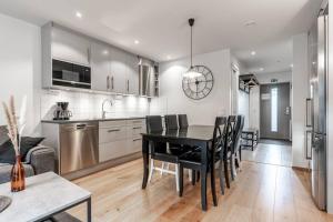 une cuisine et une salle à manger avec une table et des chaises dans l'établissement Lindvallen Ski Resort - Sauna - 6 Guests, à Sälen