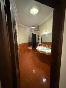 ein Badezimmer mit zwei Waschbecken und einem großen Spiegel in der Unterkunft Warm, cosy, prime location, friendly, spacious, in Kairo + 11 Fotos