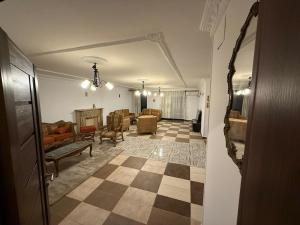 ein Wohnzimmer mit einem karierten Boden in der Unterkunft Warm, cosy, prime location, friendly, spacious, in Kairo