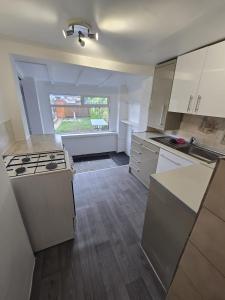 Kuchyň nebo kuchyňský kout v ubytování Grangewood Avenue, Rainham, RM13 9PA