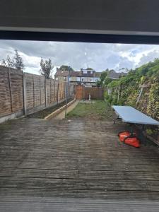 Zahrada ubytování Grangewood Avenue, Rainham, RM13 9PA